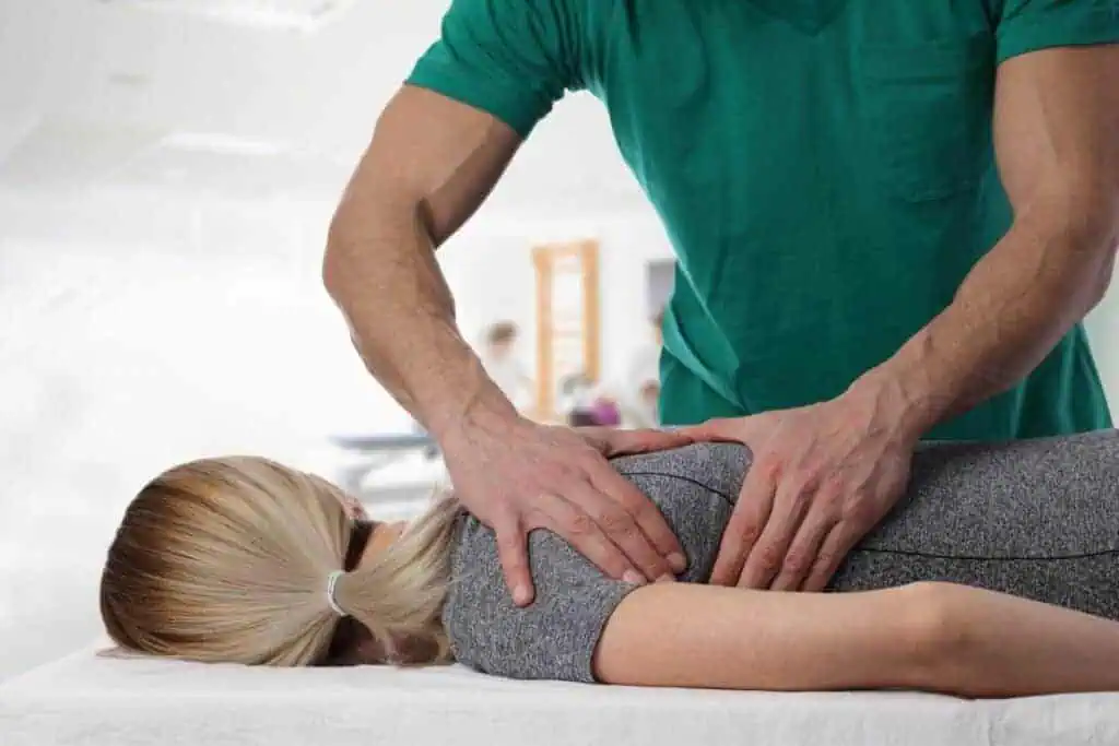 chiropractor adjustment to back